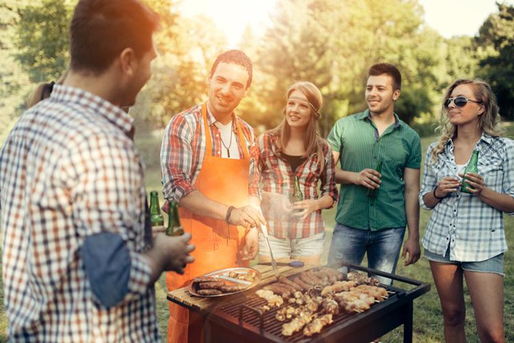 Les barbecues et les fêtes en plein air sont un excellent moyen de profiter de la saison estivale